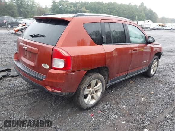 2012 Jeep Compass Sport z VIN 1C4NJDBB9CD675271, wystawiony jako IAAI lot #43279710 z przebiegiem 147 817 mil mil oraz . Historia ofert i sprzedaży dostępna na DreamBid. Obrazek 4.