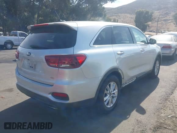 2019 Kia Sorento L z VIN 5XYPG4A30KG433468, wystawiony jako IAAI lot #43051220 z przebiegiem 135 025 mil mil oraz . Historia ofert i sprzedaży dostępna na DreamBid. Obrazek 4.