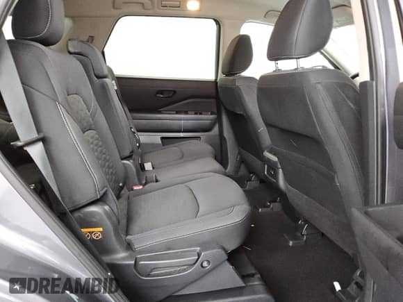 2025 Nissan Pathfinder S z VIN 5N1DR3AA1SC229364, wystawiony jako Copart lot #84202645 z przebiegiem 15 697 mil mil oraz Czysty tytuł • Clean title. Historia ofert i sprzedaży dostępna na DreamBid. Obrazek 11.