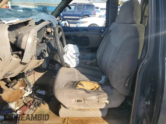1998 Chevrolet Silverado 1500 z VIN 1GCEC19M8WE229840, wystawiony jako Copart lot #69066275 z przebiegiem 323 052 mil mil oraz Szkoda całkowita • Salvage title. Historia ofert i sprzedaży dostępna na DreamBid. Obrazek 7.