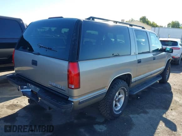 1999 Chevrolet Suburban z VIN 1GNFK16R9XJ318663, wystawiony jako IAAI lot #43358644 z przebiegiem 197 845 mil mil oraz . Historia ofert i sprzedaży dostępna na DreamBid. Obrazek 4.