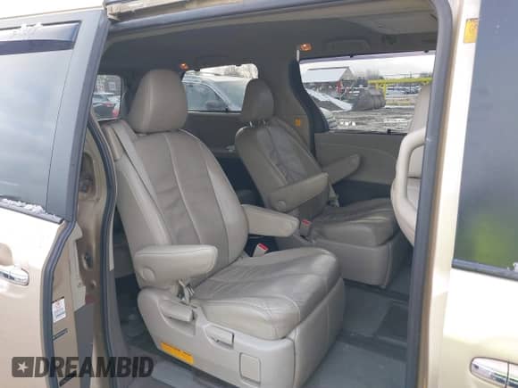 2012 Toyota Sienna XLE z VIN 5TDDK3DCXCS047040, wystawiony jako IAAI lot #41494904 z przebiegiem 117 696 mil mil oraz . Historia ofert i sprzedaży dostępna na DreamBid. Obrazek 8.