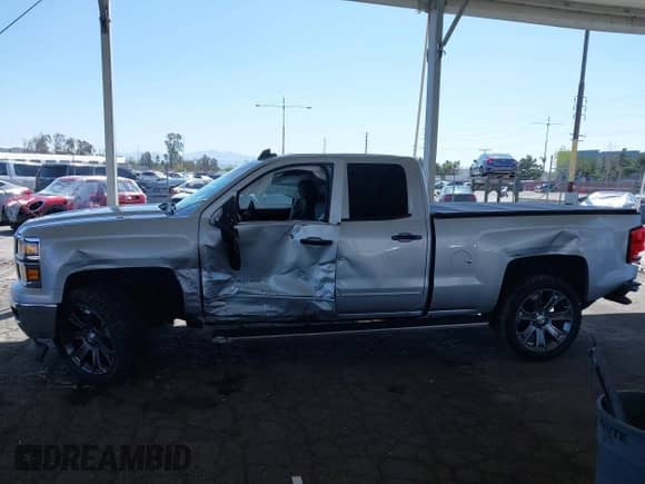 2015 Chevrolet Silverado 1500 LT z VIN 1GCRCREC4FZ231395, wystawiony jako IAAI lot #41831339 z przebiegiem 143 137 mil mil oraz . Historia ofert i sprzedaży dostępna na DreamBid. Obrazek 14.