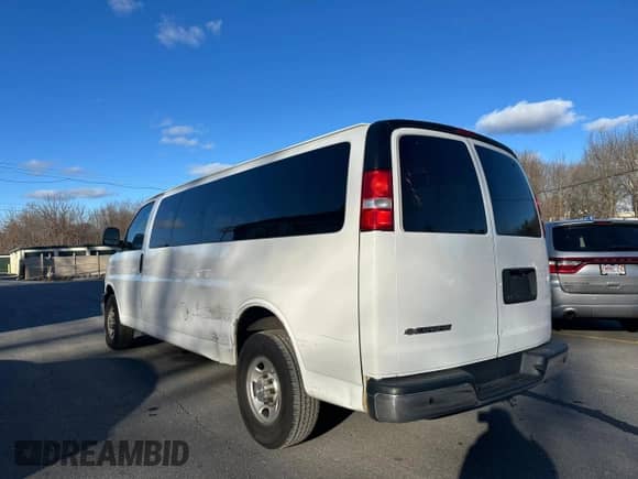 2021 Chevrolet Express Passenger LS z VIN 1GAZGNFPXM1170072, wystawiony jako Copart lot #83494114 z przebiegiem 273 908 mil mil oraz Czysty tytuł • Clean title. Historia ofert i sprzedaży dostępna na DreamBid. Obrazek 2.