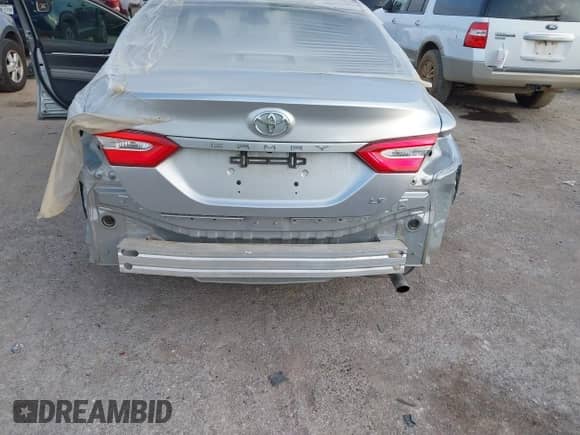 2020 Toyota Camry LE z VIN 4T1C11AK2LU354305, wystawiony jako IAAI lot #43511081 z przebiegiem 125 215 mil mil oraz . Historia ofert i sprzedaży dostępna na DreamBid. Obrazek 6.