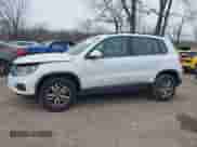 2017 Volkswagen Tiguan S с VIN WVGAV7AX4HK011010, выставлен на аукционе IAAI как лот 41082700 с пробегом 95 661 миль миль и . История ставок и продаж доступна на DreamBid. Изображение 14.