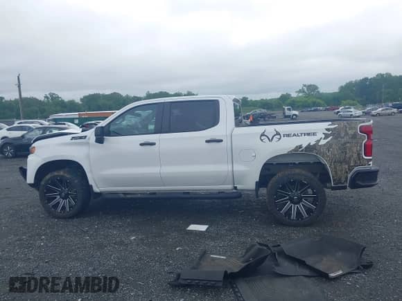 2022 Chevrolet Silverado 1500 Custom Trail Boss z VIN 3GCPYCEL6NG108492, wystawiony jako IAAI lot #42362191 z przebiegiem 46 701 mil mil oraz . Historia ofert i sprzedaży dostępna na DreamBid. Obrazek 14.