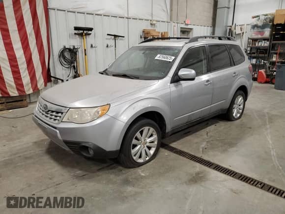2012 Subaru Forester X Premium z VIN JF2SHBDC1CH461863, wystawiony jako Copart lot #82560625 z przebiegiem 203 261 mil mil oraz Czysty tytuł • Clean title. Historia ofert i sprzedaży dostępna na DreamBid. Obrazek 1.
