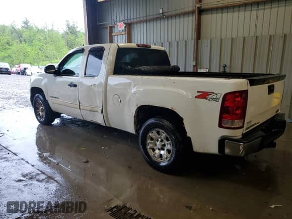 2008 GMC Sierra 1500 SLT z VIN 2GTEK19J181325905, wystawiony jako Copart lot #56391725 z przebiegiem 186 408 mil mil oraz Czysty tytuł • Clean title. Historia ofert i sprzedaży dostępna na DreamBid. Obrazek 2.