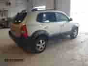 2007 Hyundai Tucson SE z VIN KM8JN72D47U494117, wystawiony jako IAAI lot #43117733 z przebiegiem 105 878 mil mil oraz . Historia ofert i sprzedaży dostępna na DreamBid. Obrazek 4.
