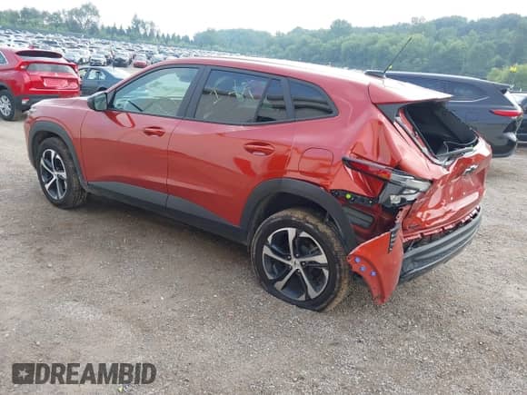 2024 Chevrolet Trax 1RS с VIN KL77LGE21RC216795, выставлен на аукционе IAAI как лот 42883669 с пробегом 9 672 миль миль и . История ставок и продаж доступна на DreamBid. Изображение 3.