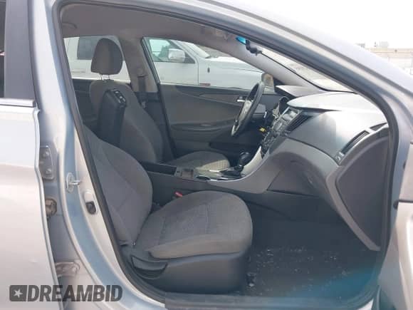 2012 Hyundai Sonata GLS z VIN 5NPEB4AC8CH467593, wystawiony jako IAAI lot #43290505 z przebiegiem 150 656 mil mil oraz . Historia ofert i sprzedaży dostępna na DreamBid. Obrazek 5.