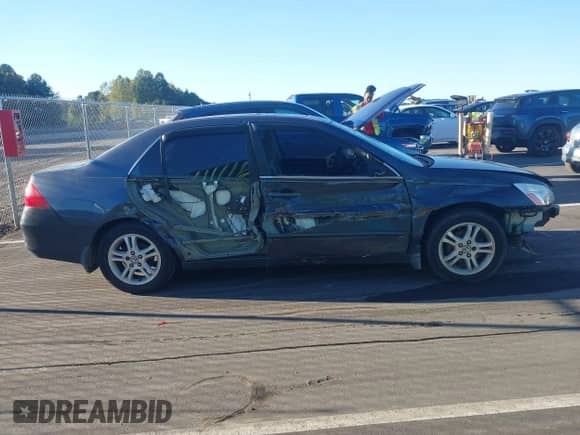 2006 Honda Accord EX z VIN 1HGCM56746A060841, wystawiony jako IAAI lot #43458284 z przebiegiem 173 660 mil mil oraz . Historia ofert i sprzedaży dostępna na DreamBid. Obrazek 13.