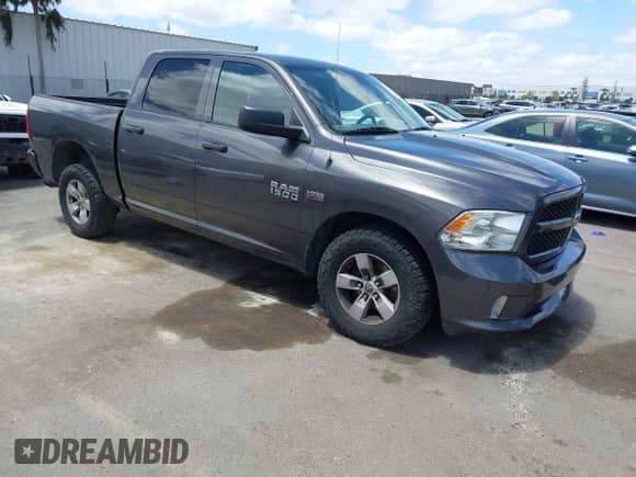 2018 Ram 1500 Express z VIN 1C6RR6KT7JS350875, wystawiony jako IAAI lot #42259123 z przebiegiem 138 116 mil mil oraz . Historia ofert i sprzedaży dostępna na DreamBid. Obrazek 1.