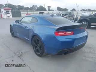 2017 Chevrolet Camaro 1LS z VIN 1G1FA1RX9H0187921, wystawiony jako IAAI lot #43495876 z przebiegiem 73 415 mil mil oraz . Historia ofert i sprzedaży dostępna na DreamBid. Obrazek 3.