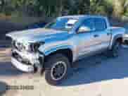 2025 Toyota Tacoma SR z VIN 3TMLB5JN9SM119566, wystawiony jako IAAI lot #43569506 z przebiegiem 12 312 mil mil oraz . Historia ofert i sprzedaży dostępna na DreamBid. Obrazek 2.