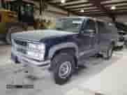 1999 Chevrolet Suburban z VIN 1GNGK26J2XJ333199, wystawiony jako Copart lot #88689555 z przebiegiem 251 752 mil mil oraz Szkoda całkowita • Salvage title. Historia ofert i sprzedaży dostępna na DreamBid. Obrazek 1.