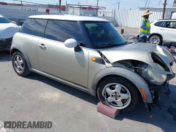 2007 MINI Hardtop with VIN WMWMF33537TT55761, listed as a IAAI auction lot 43072021 with 190,545 mi miles and . Bid and sale history available at DreamBid. Image 1.