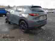 2023 Mazda CX-5 S Carbon Edition z VIN JM3KFBCM2P0212062, wystawiony jako IAAI lot #40853928 z przebiegiem 25 463 mil mil oraz . Historia ofert i sprzedaży dostępna na DreamBid. Obrazek 3.