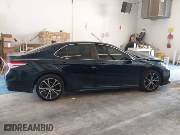 2020 Toyota Camry SE z VIN 4T1G11AK8LU870945, wystawiony jako IAAI lot #42890973 z przebiegiem 134 048 mil mil oraz . Historia ofert i sprzedaży dostępna na DreamBid. Obrazek 13.