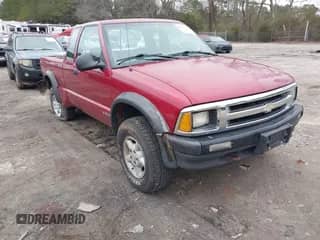 1996 Chevrolet S-10 LS с VIN 1GCCT19W2T8123497, выставлен на аукционе IAAI как лот 41263496 с пробегом 214 457 миль миль и . История ставок и продаж доступна на DreamBid. Изображение 1.