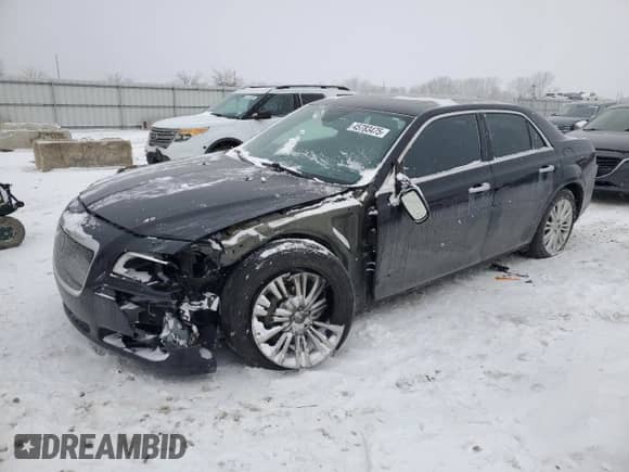 2013 Chrysler 300 S z VIN 2C3CCAJTXDH647532, wystawiony jako Copart lot #45783475 z przebiegiem 145 890 mil mil oraz Szkoda całkowita • Salvage title. Historia ofert i sprzedaży dostępna na DreamBid. Obrazek 1.