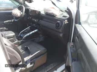 2023 Chevrolet Colorado 4WD Trail Boss с VIN 1GCPTEEK3P1135569, выставлен на аукционе IAAI как лот 43431297 с пробегом Не указан миль и . История ставок и продаж доступна на DreamBid. Изображение 5.