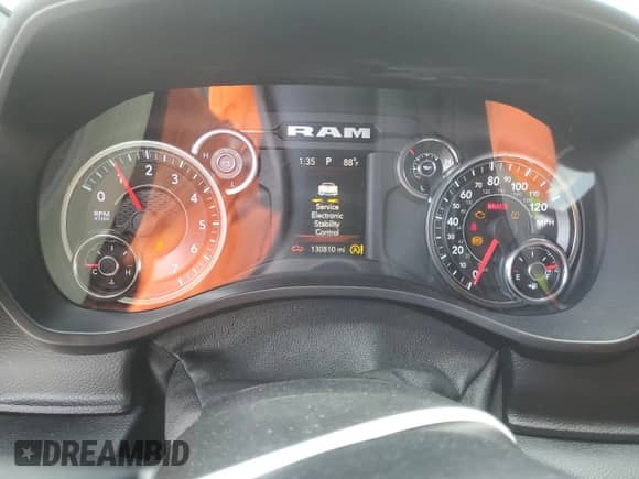 2021 Ram 1500 Big Horn z VIN 1C6RREFG5MN801831, wystawiony jako Copart lot #57651035 z przebiegiem 130 810 mil mil oraz Nie do naprawy • Non repairable. Historia ofert i sprzedaży dostępna na DreamBid. Obrazek 9.