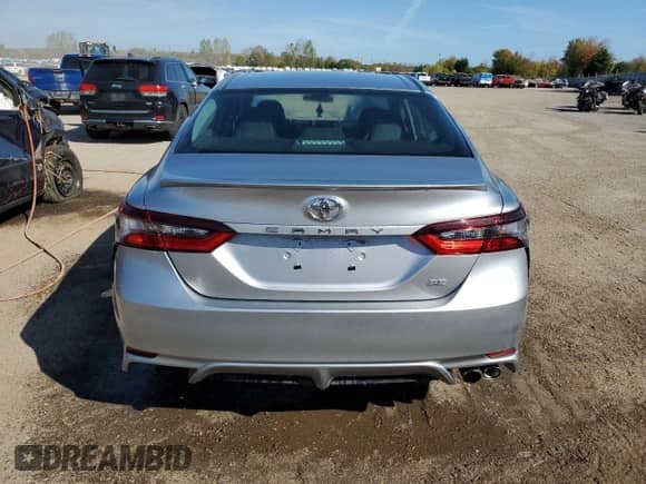 2022 Toyota Camry SE z VIN 4T1G11AK7NU668455, wystawiony jako Copart lot #84560635 z przebiegiem 136 763 mil mil oraz Czysty tytuł • Clean title. Historia ofert i sprzedaży dostępna na DreamBid. Obrazek 6.