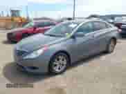 2013 Hyundai Sonata GLS z VIN 5NPEB4AC9DH752322, wystawiony jako IAAI lot #42875387 z przebiegiem 254 092 mil mil oraz . Historia ofert i sprzedaży dostępna na DreamBid. Obrazek 2.