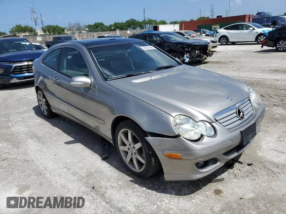 2005 Mercedes-Benz C 230 Kompressor z VIN WDBRN40J85A655029, wystawiony jako Copart lot #66381995 z przebiegiem 71 606 mil mil oraz Czysty tytuł • Clean title. Historia ofert i sprzedaży dostępna na DreamBid. Obrazek 4.