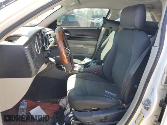 2007 Dodge Magnum with VIN 2D4FV47V47H735075, listed as a Copart auction lot 48998215 with 212,036 mi miles and Salvage title. Bid and sale history available at DreamBid. Image 7.