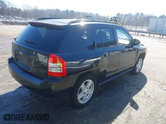 2010 Jeep Compass Sport z VIN 1J4NT1FB1AD624776, wystawiony jako IAAI lot #41571247 z przebiegiem 172 799 mil mil oraz . Historia ofert i sprzedaży dostępna na DreamBid. Obrazek 4.
