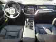 2025 Volvo S60 Core z VIN 7JRL12GJ4SG364728, wystawiony jako Copart lot #46180865 z przebiegiem 7 483 mil mil oraz Czysty tytuł • Clean title. Historia ofert i sprzedaży dostępna na DreamBid. Obrazek 8.