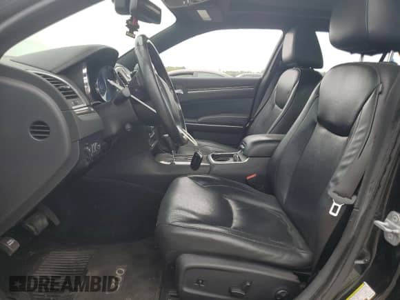 2011 Chrysler 300 C z VIN 2C3CA6CT2BH514633, wystawiony jako Copart lot #84243005 z przebiegiem 265 540 mil mil oraz Szkoda całkowita • Salvage title. Historia ofert i sprzedaży dostępna na DreamBid. Obrazek 7.