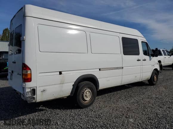 2004 Dodge Sprinter with VIN WD2PD744445634654, listed as a Copart auction lot 75332384 with 446,647 mi miles and Clean title. Bid and sale history available at DreamBid. Image 3.