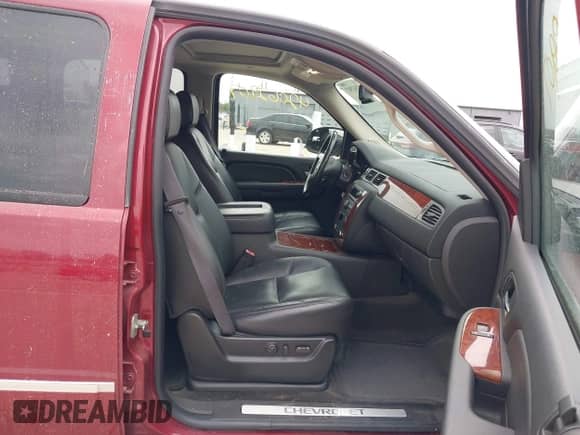 2009 Chevrolet Suburban LTZ z VIN 1GNFK36309J105434, wystawiony jako IAAI lot #42062907 z przebiegiem 132 674 mil mil oraz . Historia ofert i sprzedaży dostępna na DreamBid. Obrazek 5.