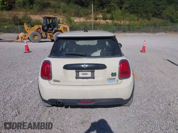 2018 MINI Hardtop Cooper with VIN WMWXP5C56J2G62413, listed as a IAAI auction lot 43240743 with 62,731 mi miles and . Bid and sale history available at DreamBid. Image 17.