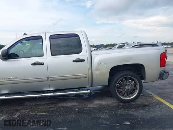 2013 Chevrolet Silverado 1500 LS z VIN 3GCPCREA3DG285970, wystawiony jako IAAI lot #43182821 z przebiegiem 289 384 mil mil oraz . Historia ofert i sprzedaży dostępna na DreamBid. Obrazek 6.