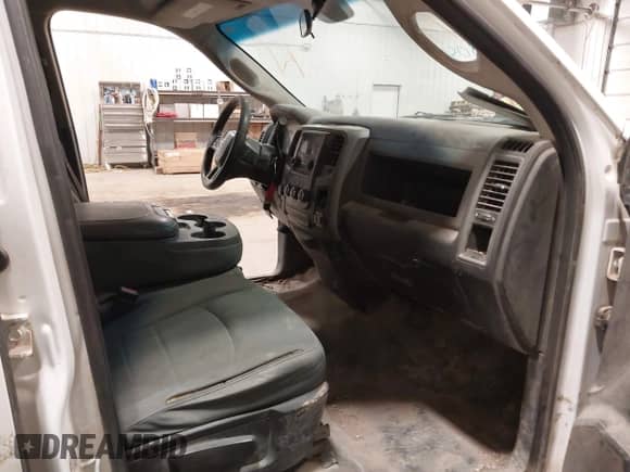 2014 Ram 1500 Express z VIN 1C6RR7FT5ES323647, wystawiony jako IAAI lot #41888044 z przebiegiem 184 317 mil mil oraz . Historia ofert i sprzedaży dostępna na DreamBid. Obrazek 5.