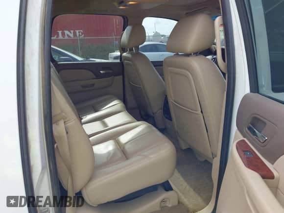 2011 Chevrolet Avalanche LT z VIN 3GNTKFE31BG240127, wystawiony jako IAAI lot #42488489 z przebiegiem 147 737 mil mil oraz . Historia ofert i sprzedaży dostępna na DreamBid. Obrazek 8.