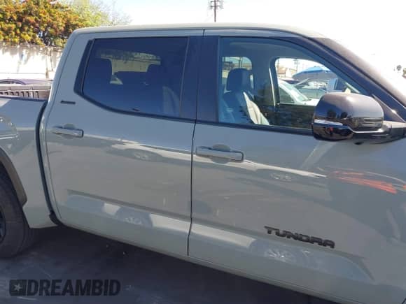 2024 Toyota Tundra Limited z VIN 5TFWA5DB9RX161273, wystawiony jako IAAI lot #41676655 z przebiegiem 10 371 mil mil oraz . Historia ofert i sprzedaży dostępna na DreamBid. Obrazek 14.