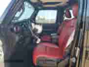 2021 Jeep Wrangler Unlimited Sahara Altitude z VIN 1C4HJXEG4MW731421, wystawiony jako Copart lot #54960915 z przebiegiem 105 243 mil mil oraz Szkoda całkowita • Salvage title. Historia ofert i sprzedaży dostępna na DreamBid. Obrazek 7.