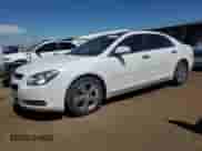 2012 Chevrolet Malibu 2LT z VIN 1G1ZD5EU9CF330038, wystawiony jako Copart lot #70418315 z przebiegiem 153 407 mil mil oraz Czysty tytuł • Clean title. Historia ofert i sprzedaży dostępna na DreamBid. Obrazek 1.