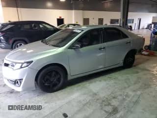 2013 Toyota Camry SE z VIN 4T1BF1FK5DU290655, wystawiony jako Copart lot #85924075 z przebiegiem 136 853 mil mil oraz Czysty tytuł • Clean title. Historia ofert i sprzedaży dostępna na DreamBid. Obrazek 1.
