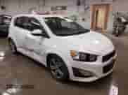 2013 Chevrolet Sonic RS z VIN 1G1JH6SB4D4245311, wystawiony jako IAAI lot #43123230 z przebiegiem 99 145 mil mil oraz . Historia ofert i sprzedaży dostępna na DreamBid. Obrazek 1.