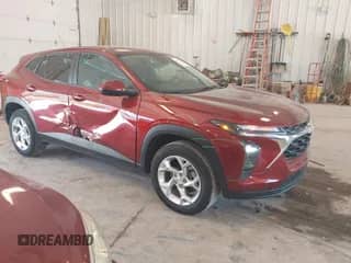 2024 Chevrolet Trax LS z VIN KL77LFE21RC007308, wystawiony jako IAAI lot #43123936 z przebiegiem 17 780 mil mil oraz . Historia ofert i sprzedaży dostępna na DreamBid. Obrazek 1.