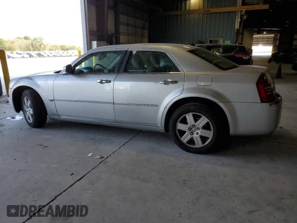 2005 Chrysler 300 300C AWD with VIN 2C3AK63H65H638909, listed as a Copart auction lot 81298895 with 237,011 mi miles and Salvage title. Bid and sale history available at DreamBid. Image 2.