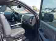 2018 Ram 1500 Big Horn z VIN 1C6RR7GT4JS199346, wystawiony jako IAAI lot #42424832 z przebiegiem 125 858 mil mil oraz . Historia ofert i sprzedaży dostępna na DreamBid. Obrazek 5.