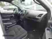 2019 Dodge Grand Caravan SE z VIN 2C4RDGBG2KR759787, wystawiony jako IAAI lot #42459632 z przebiegiem 75 384 mil mil oraz . Historia ofert i sprzedaży dostępna na DreamBid. Obrazek 5.